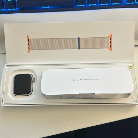 Apple Watch SE 2nd Gen GPS - Picture 1 of 1